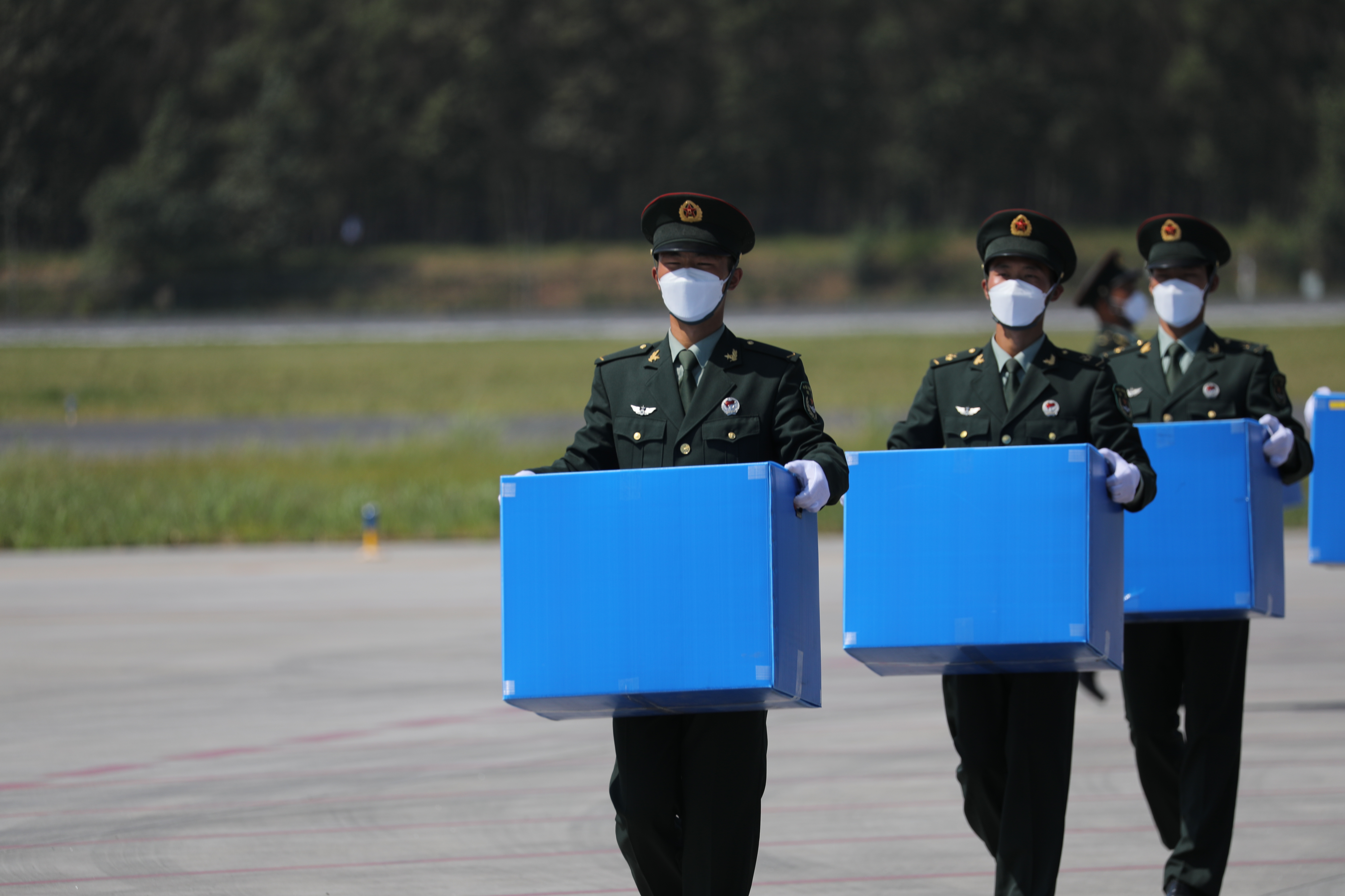 英雄回家丨第八批在韓志愿軍烈士遺骸歸國-現場圖2.jpg