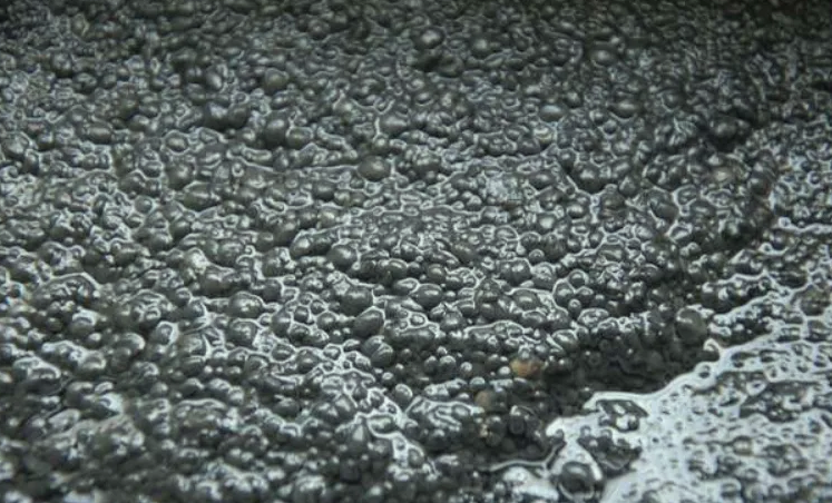 怎么處理溶氣氣浮機(jī)產(chǎn)生的污泥？